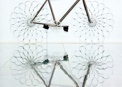 Molas de aço substituem as rodas nesta bicicleta