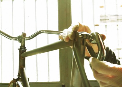 Carros de ferro-velho são transformados em bicicleta
