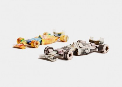 Artista faz origami em dinheiro