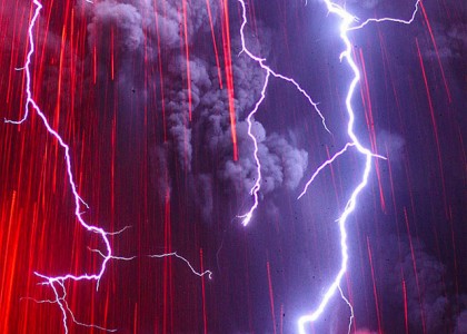 Fotos incríveis mostram vulcão em erupção