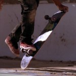 Com manobras inovadoras, skatista faz vídeo em parque abandonado