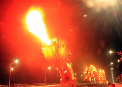 No aniversário do fim da guerra, Vietnã inaugura Ponte Dragão que cospe fogo