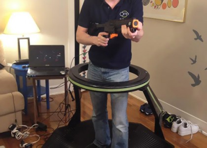 Realidade virtual: jogo controlado por esteira rolante que permite movimentos em 360º