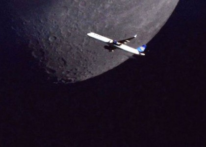 Fotografias mostram aviões passando em frente à lua e ao sol