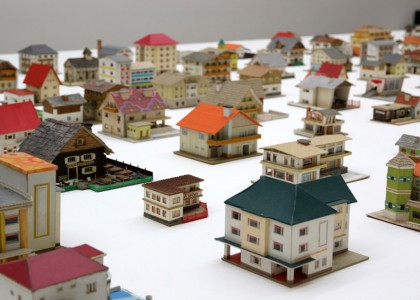 As 387 casas de Peter Fritz miniaturas mostradas na bienal de arte em Veneza