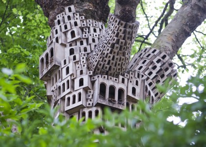 Em Londres, artista constrói cidade para pássaros