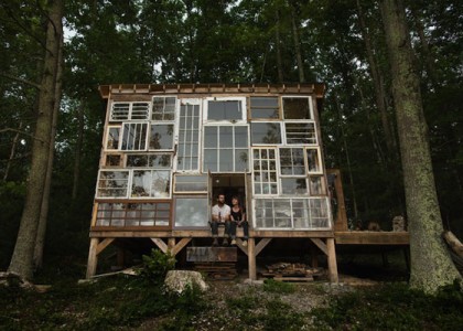 Uma casa feita à mão com $500 e janelas usadas