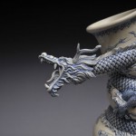 Vaso de dragão – sequência de imagens mostra escultor trabalhando com cerâmica