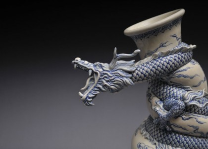 Vaso de dragão – sequência de imagens mostra escultor trabalhando com cerâmica
