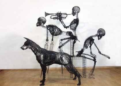 Artista cria esculturas inimagináveis usando apenas arame