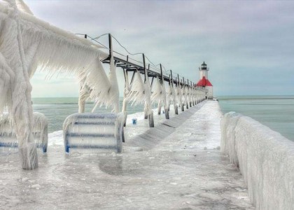Faróis congelados no Lago Michigan parecem cenário de ficção