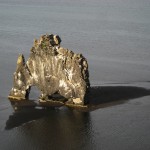 Enorme rocha localizada na Islândia parece um dinossauro
