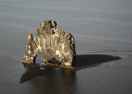Enorme rocha localizada na Islândia parece um dinossauro