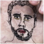 Arte insana: artista costura retratos na palma da mão