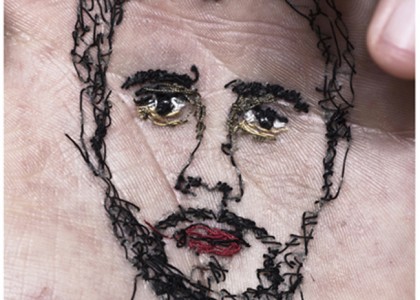 Arte insana: artista costura retratos na palma da mão