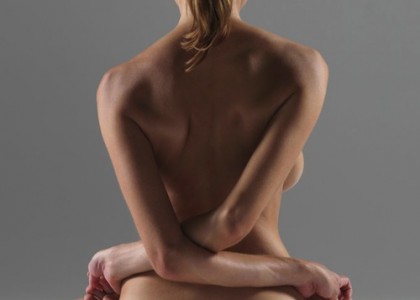 Em ensaio nu, é possível ver os músculos trabalhando durante a prática de yoga