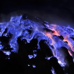 Fotos mostram lava azul escorrendo na montanha. E isso não fica em outro planeta!