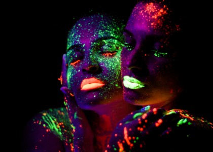 Um ensaio fotográfico com tinta neon que irá massagear seus olhos
