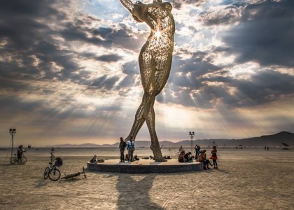 Incrível escultura gigante de metal é instalada em deserto norte-americano