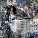 No meio de uma rocha, surge esse incrível castelo na Eslovênia