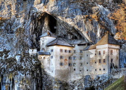 No meio de uma rocha, surge esse incrível castelo na Eslovênia