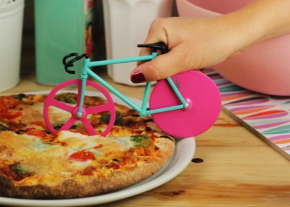 Criativo cortador de pizza tem formato de bicicleta