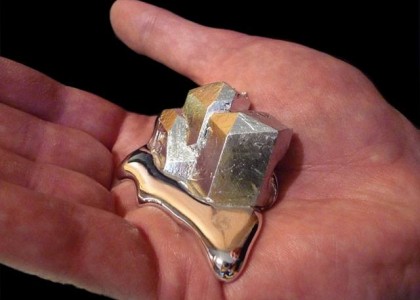 Gálio, o metal que é capaz de literalmente derreter nas mãos