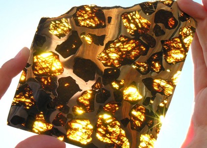 Como você se sentiria segurando um meteorito de 4,5 bilhões de anos?