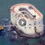 Terra à vista? Um forte construído no meio do mar na França