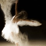 Fotógrafo adiciona areia à dança e obtém resultado exuberante