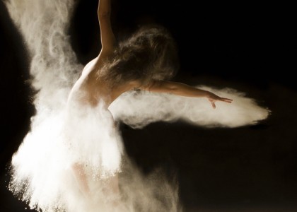 Fotógrafo adiciona areia à dança e obtém resultado exuberante
