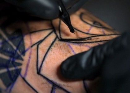 Veja o que a agulha de tatuagem faz na pela em super câmera lenta