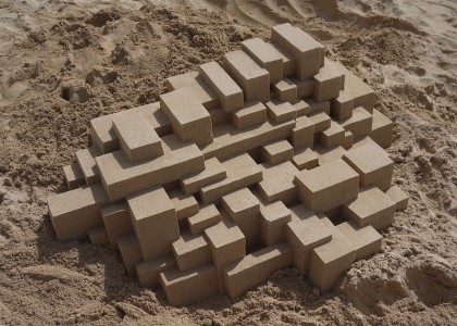Castelinho de areia? Artista resolve inovar com formas geométricas