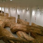 Conheça os gigantescos túneis de madeira dessa exposição no MAC USP