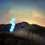 Fotógrafo coloca luzes em paisagens naturais e cria ambientes de um “conto de fadas melancólico”