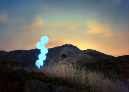 Fotógrafo coloca luzes em paisagens naturais e cria ambientes de um “conto de fadas melancólico”