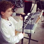 Concerto organizado por garoto de 8 anos vai parar no Facebook e o resultado surpreende a todos