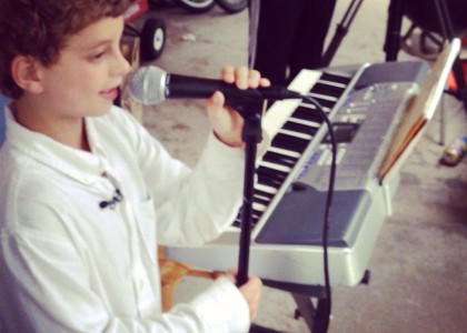 Concerto organizado por garoto de 8 anos vai parar no Facebook e o resultado surpreende a todos