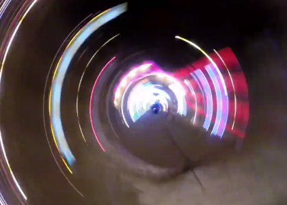 Câmera presa à roda de um carro produz vídeo hipnotizante