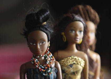 Você sabia que, na Nigéria, bonecas negras são mais vendidas que a Barbie?