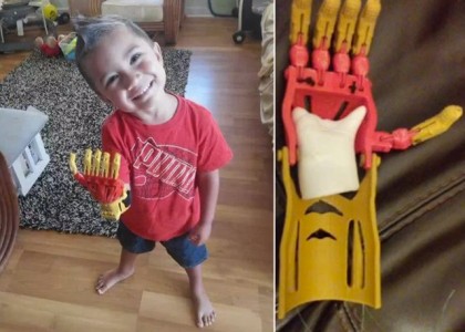 Garoto de 3 anos ganha uma prótese de mão feita por 50 dólares em uma impressora 3D