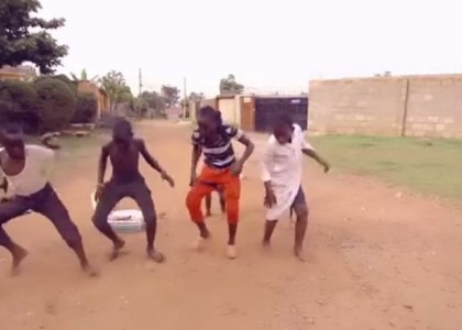 A garotada de Uganda dá uma aula de dança e gingado neste vídeo