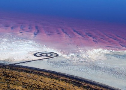 Escultura em formato espiral é uma das atrações do Grande Lago Salgado, nos EUA