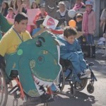 Por mais diversão e menos preconceito, ‘corrida maluca’ de cadeirantes é realizada em Porto Alegre