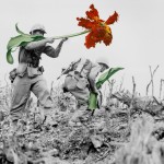 Faça arte, não faça guerra: artista troca armas por flores em fotos históricas