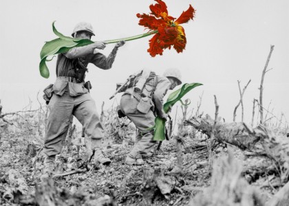 Faça arte, não faça guerra: artista troca armas por flores em fotos históricas