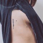 Pontos e traços finos são a marca dessas tatuagens minimalistas
