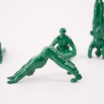 Soldadinhos de plástico abandonam a guerra e fazem pose de ioga