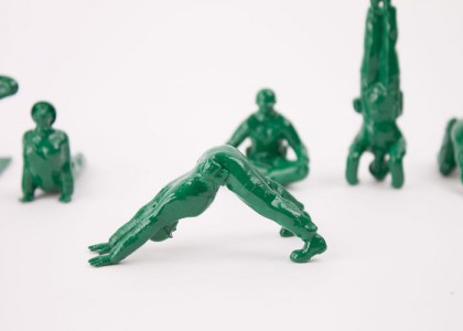 Soldadinhos de plástico abandonam a guerra e fazem pose de ioga