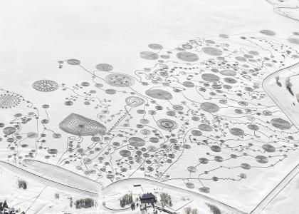 Artista cria desenho gigantesco sobre a neve de um lago congelado